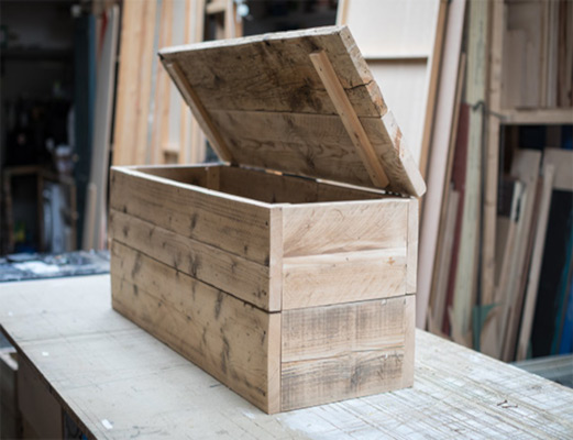 Foto de un banco de madera con almacenaje construido con herramientas Black Decker