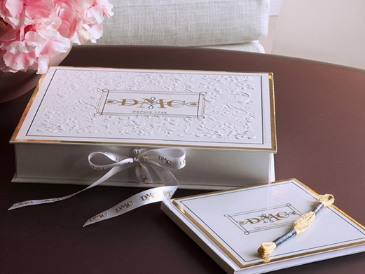 Bordar con oro. Descubre la nueva madeja Mouliné oro de DMC y aumenta el valor de tus bordados.