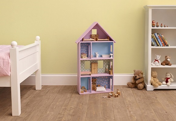 Construir una casa de muñecas de madera es muy fácil con las herramientas de Black & Decker. ¡Te quedará así de bonita!