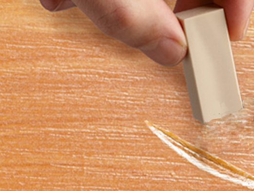 Repara los pequeños desperfectos de tus muebles y suelos de madera con las barritas de cera de reparación del fabricante alemán UNIKUM. Seguro que encuentras el color adecuado en su extensa gama de tonos de colores.