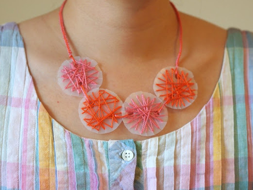 Deseando que llegue la primavera para estrenar este collar bordado en plástico. Totalmente artesanal, realizado con hilos de algodón y círculos de plástico que podéis reciclar de cualquier botella de refresco.