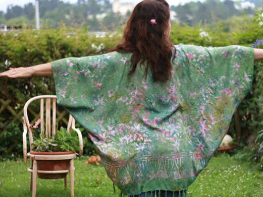 Te enseñamos como hacer un kimono con un pareo. Reciclar y transformar esta prenda básica en verano y convertirla en la prenda de moda es fácil siguiendo este paso a paso ¡Muy original!