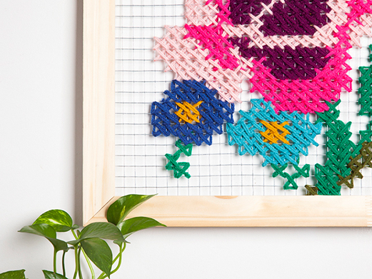 Ponte en marcha y decora tu casa con este cuadro enorme de punto de cruz. Es super sencillo de hacer y el resultado es tan original... Tradición y modernidad para decorar y dar alegría a tus espacios.
