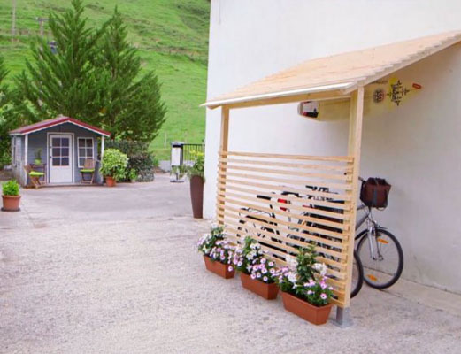 Resguarda tus bicicletas de las inclemencias del tiempo. Construye una cubierta de madera en tu jardín de manera sencilla con listones de madera y la mejor protección con Xylazel