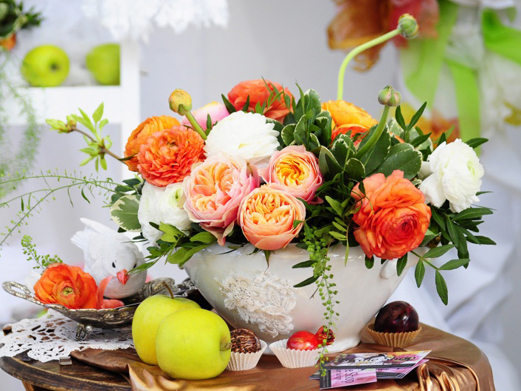 No importa la temporada, nos encantan las flores. Aprende a hacer preciosos y divertidos centros florales y embellece tus espacios sin tener que realizar cambios importantes en el diseño. Donde sea que coloques tus flores, estas ideas y trucos van a dar vida a muchos rincones.