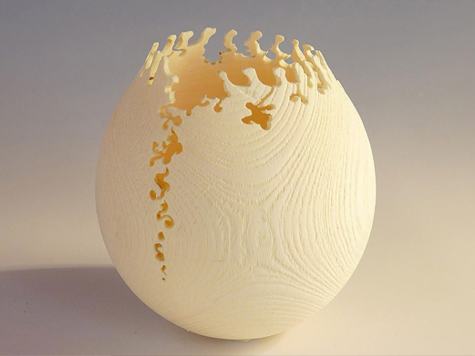 Observar el bosque y trabajar con lo que el bosque le proporciona. Deformaciones naturales de la madera que Elisabeth Mezieres aprovecha para realizar sus elegantes y sutiles piezas.