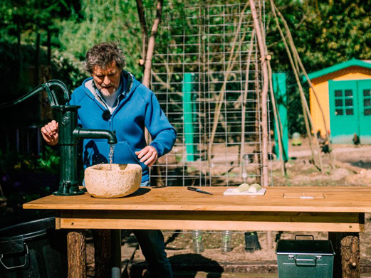 Crea tu propia mesa sólida, práctica y decorativa, complemento perfecto para una huerta o un jardín. Como garantía para su cuidado y prevención de los efectos de la intemperie, han recurrido, una vez más, a nuestros productos Xylazel. ¡No te lo pierdas!