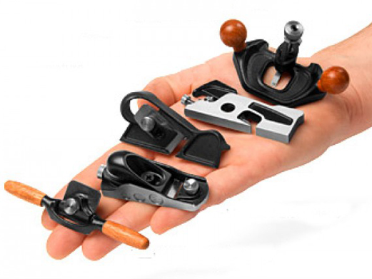 Comercial Pazos amplía la serie de cepillos en miniatura de Veritas con el modelo Block Plane de ángulo bajo con la cuchilla a 12º. De un tamaño 3 veces menor que el original pero con las mismas proporciones. Ideal para realizar trabajos de pequeña escala que requieren mucha precisión.