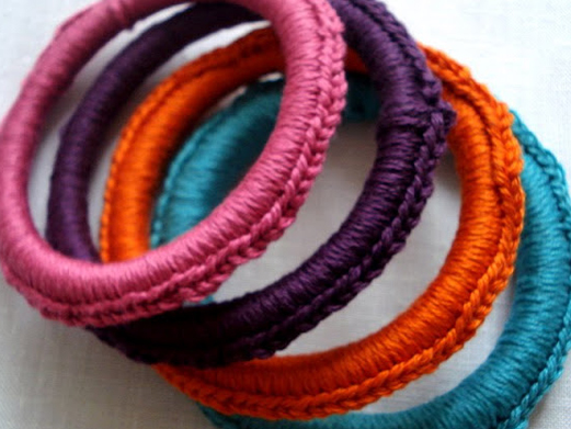 Pulseras de ganchillo. Un tutorial muy sencillo en el que solo necesitas unos aros de plástico o madera, un ganchillo del nº 3 y los preciosos ovillos de DMC Petra nº3 o Natura. ¡Que monada!