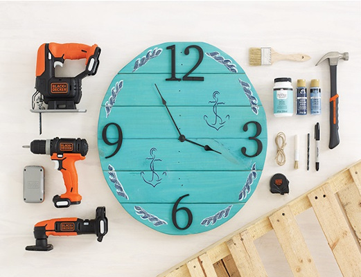 Un reloj de pared con un palé. ¡Chulísimo!